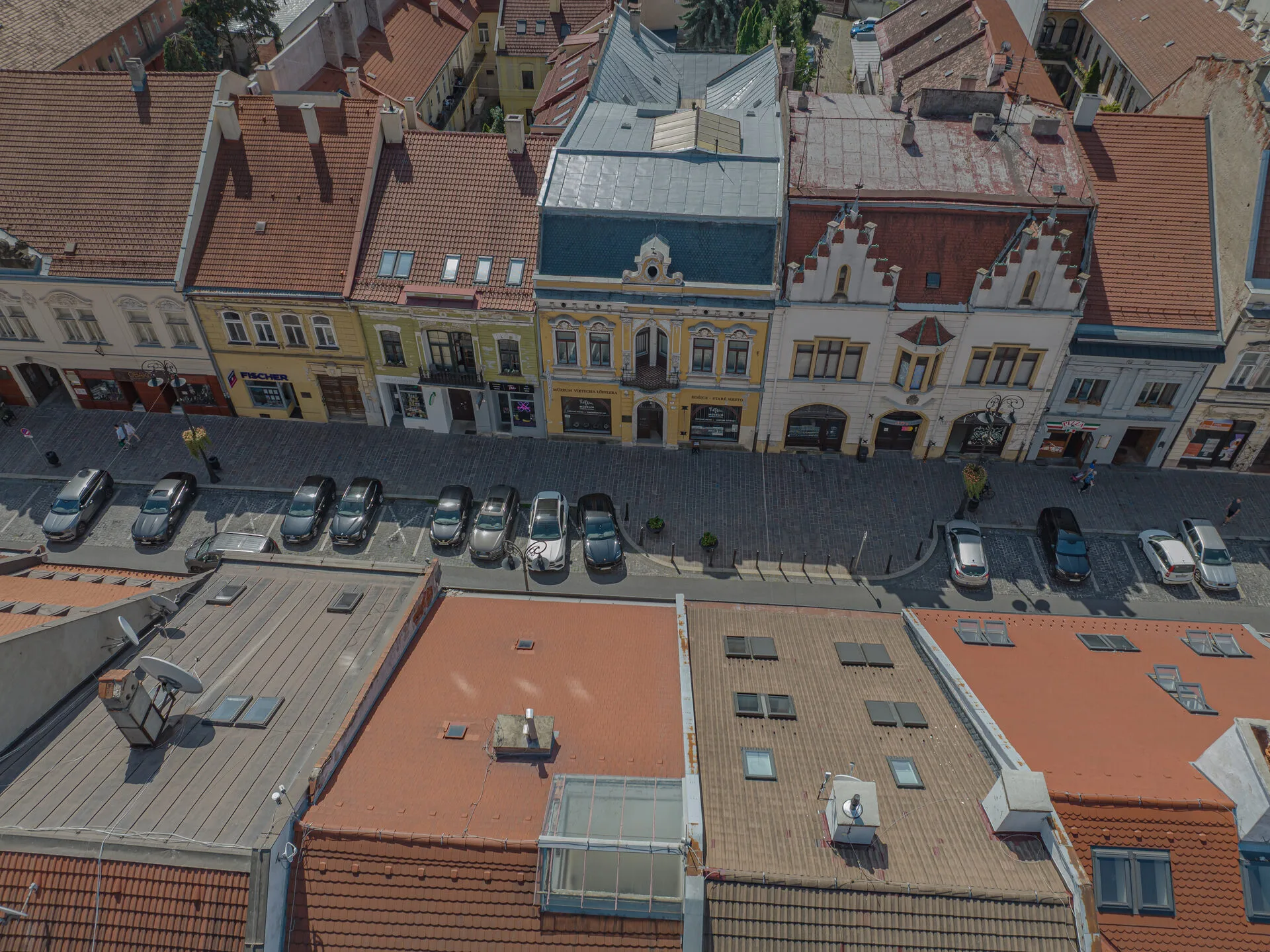 Historické domy na Hlavnej ulici v Košiciach z dronu – zameranie budovy v centre mesta