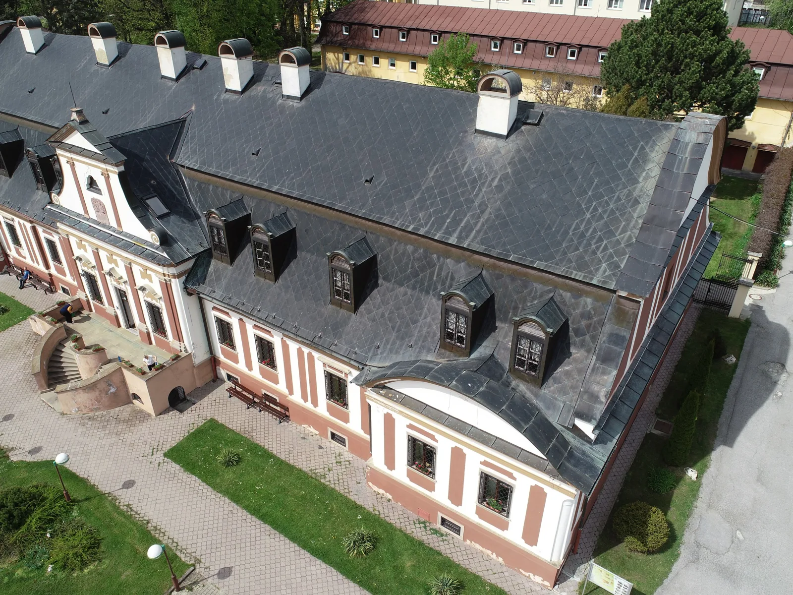 Kaštieľ v Batizovciach – celkový pohľad z dronu